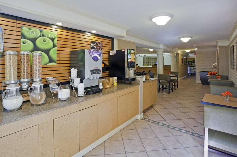 La Quinta Inn By Wyndham Phoenix Sky Harbor Airport Tempe Esterno foto